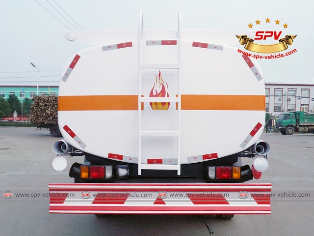 Rear view of ISUZU fuel tank truck (9,000 liters)