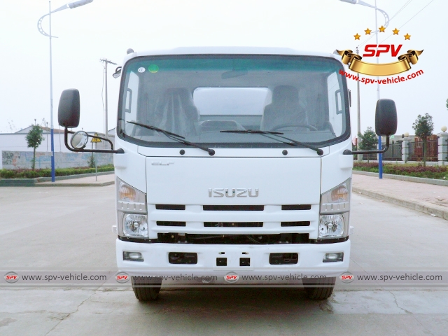 Front view of ISUZU fuel tank truck (9,000 liters)