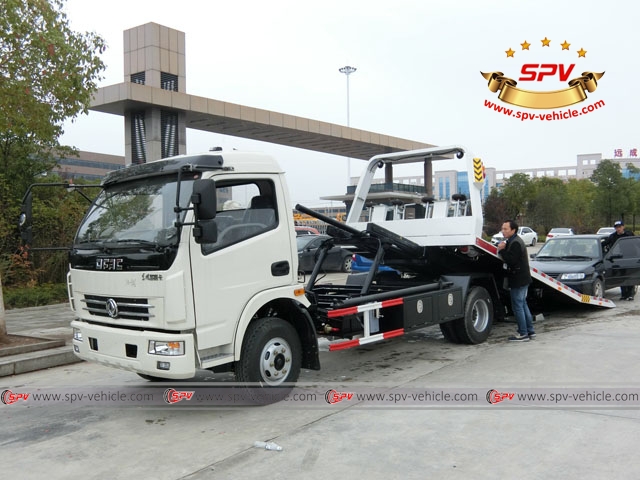 Clients were testing Dongfeng flatbed tow truck before truck delivery from factory