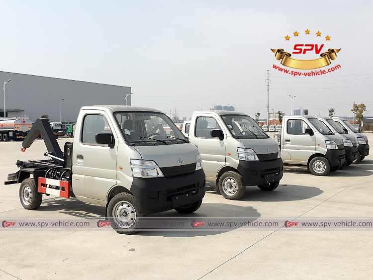 7 units of hook loader trucks with 50 units of garbage boxes are shipping to Shandong today.