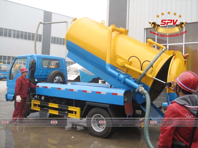 Stainless Steel Sewage Vacuum Cleaners (4,000 liters) on discharging testing